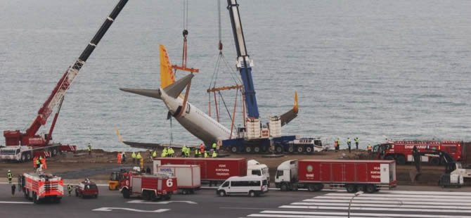 Pistten çıkan Pegasus uçağının enkazı kaldırıldı