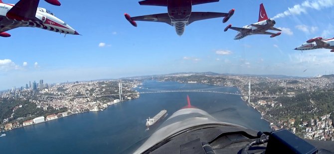 Türk Yıldızları'nın İstanbul'u selamlaması