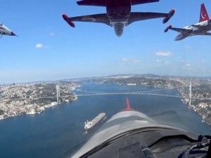 Türk Yıldızları'nın İstanbul'u selamlaması