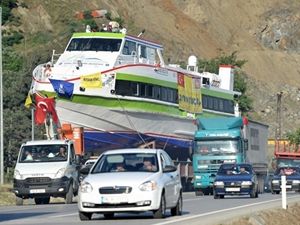 Gemi karadan böyle taşındı