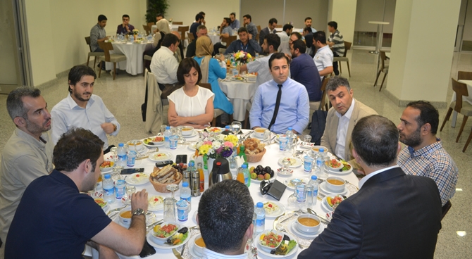 zaman.com.tr ailesi, internet medyacıları ile iftarda buluştu galerisi resim 13