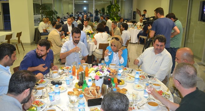 zaman.com.tr ailesi, internet medyacıları ile iftarda buluştu galerisi resim 14