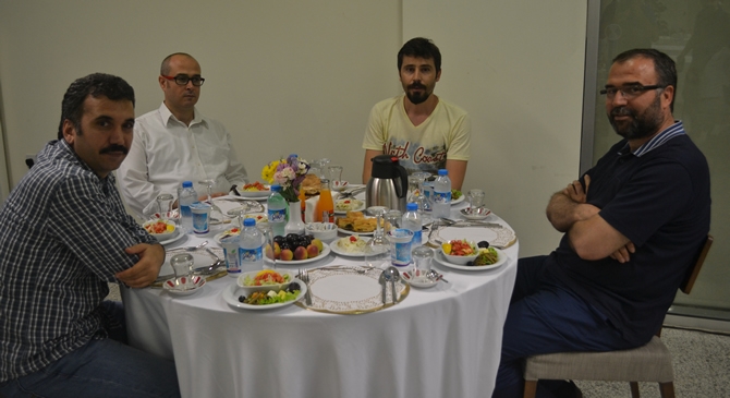 zaman.com.tr ailesi, internet medyacıları ile iftarda buluştu galerisi resim 2