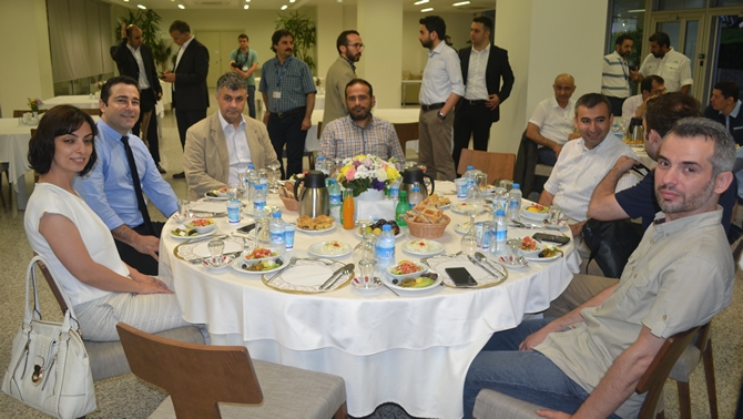 zaman.com.tr ailesi, internet medyacıları ile iftarda buluştu galerisi resim 3