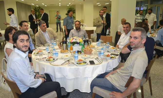 zaman.com.tr ailesi, internet medyacıları ile iftarda buluştu galerisi resim 4