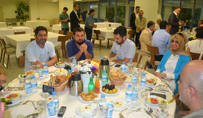 zaman.com.tr ailesi, internet medyacıları ile iftarda buluştu galerisi resim 5