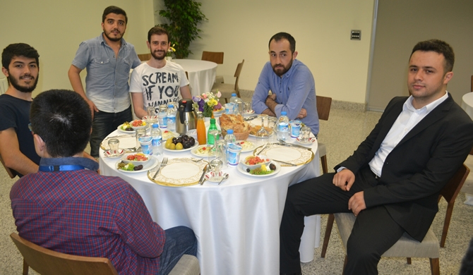 zaman.com.tr ailesi, internet medyacıları ile iftarda buluştu galerisi resim 8