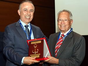 Göçmen Sorunu Konferansı'na katkı sağlayanlara plaket