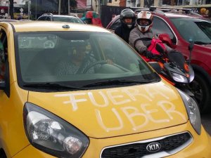 Kolombiyalı taksicilerden Uber protestosu