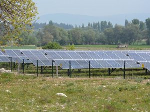 Tarladaki güneş panellerinden 100 bin liralık enerji