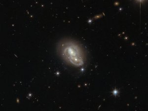 Hubble Teleskobu Tavşan Takımyıldızı'nda 'galaksi ikizi' keşfetti