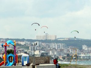 Gökyüzü paramotorlarla şenlendi