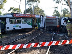 Avustralya’da tramvay ve kamyon çarpıştı: 29 yaralı