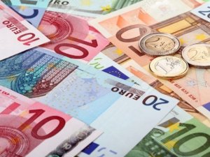 Euro, 4 liranın altında zorlanıyor