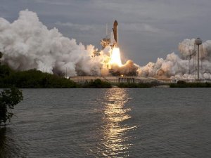 Dünya'da ilk kez özel şirkete ait platformdan uzaya mekiği fırlatıldı