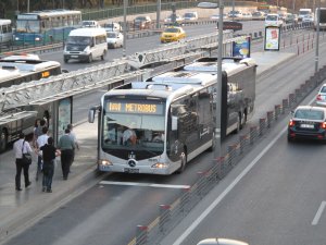 Metrobüs kaza yaptı: 5 yaralı