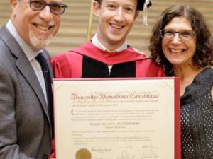 Facebook kurucusu Zuckerberg Harvard diplomasını aldı