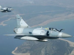Yunanistan'da savaş uçağı düştü