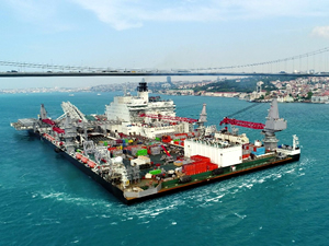 Türk Akımı'nda boru döşeyecek gemi İstanbul Boğazı'ndan geçti