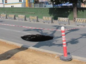 Beşiktaş'ta yol çöktü, Barbaros Bulvarı trafiğe kapatıldı