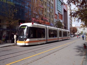 Tramvay yolundaki motorlu araçlara ceza uygulandı