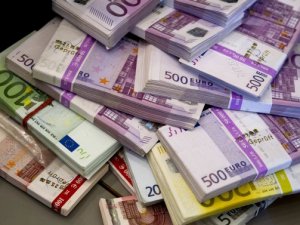 Euro Bölgesinde yıllık enflasyon hedeften uzaklaştı