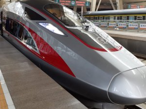 Çin'in yeni yüksek hızlı treni ilk seferini yaptı