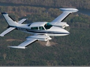 ABD'de Cessna 310R otoyola düştü