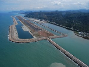 Denizdeki havalimanını 1,5 milyon yolcu kullandı