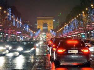 Fransa'da dizel ve benzinli motorlu araçlar 2040 yılına kadar kalkıyor