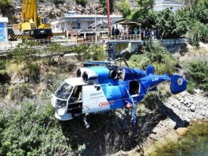 Baraja düşen helikopter çıkarıldı