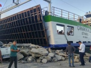 'Çanakkale' feribotu, yanaşmak için manevra yaparken iskeleye çarptı