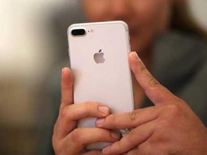 iPhone'un arka kamerasının yanındaki deliğin sırrı ne?