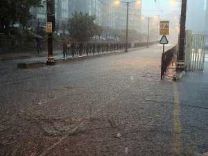 İstanbul'da sağanak yağış, hayatı olumsuz etkiliyor