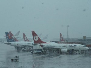 Atatürk Havalimanı'nda hava trafiğine yağmur engeli