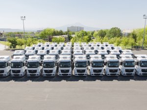 Mercedes-Benz Türk’ten Akkoç Lojistik filosuna 50 adet Actros çekici
