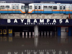 İstanbul'da sel nedeniyle aksayan metro seferleri yeniden başladı