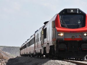 Bakü-Tiflis-Kars demiryolu ilk yolcularını taşıdı