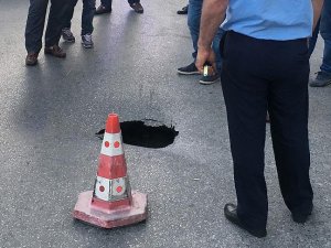 Fatih’te yol çöktü, cadde trafiğe kapatıldı