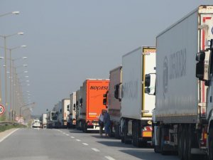 Kapıkule'de 7 kilometrelik TIR kuyruğu oluştu