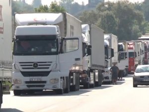 Kapıkule'de 9 kilometrelik TIR kuyruğu oluştu