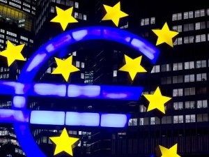 Euro Bölgesi'nin büyümesinde yavaşlama sinyali