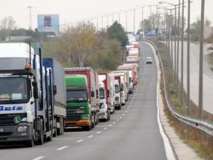 Kapıkule'de 7 kilometrelik tır kuyruğu