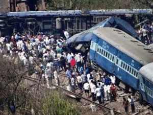 Hindistan'daki tren kazaları istifa getirdi
