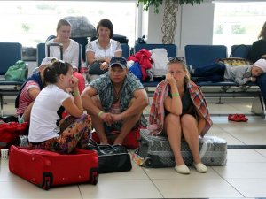 Binlerce turist havalimanında mahsur kaldı