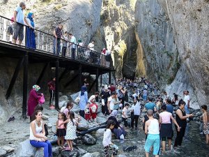 Saitabat Şelalesi'nde Arap turist yoğunluğu