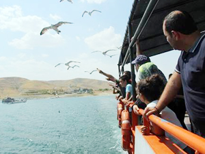 Keban Barajı'nda günde 15 bin yolcu seyahat ediyor