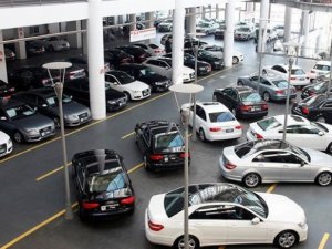 İthal otomobil satışlarına kur freni
