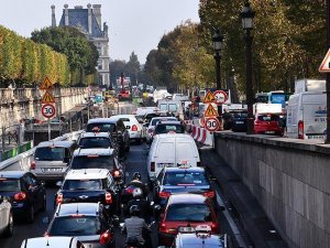 Fransa'da protestolar Paris trafiğini felç etti