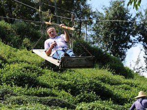 Yol olmadığı için evine ilkel teleferikle gidip geliyor